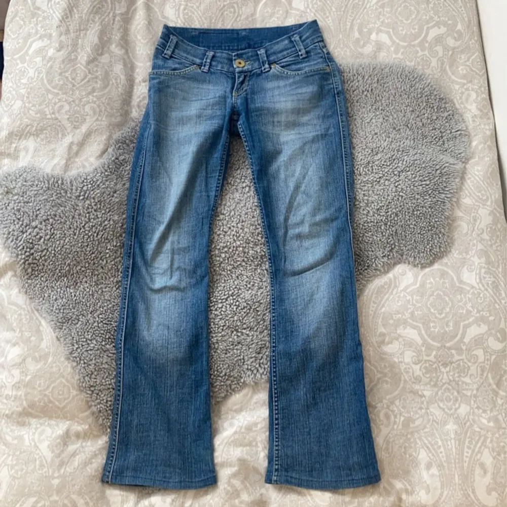 Jättefina low waist Vintage jeans från h&m säljer pga dom har blivit förkorta på mig (rekommenderar att du är ca 150-160) skriv för fler bilder eller frågor💕. Jeans & Byxor.