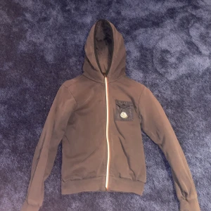 Moncler hoodie full zip - Moncler hoodie full zip. Den är äkta lite sönder men bra storlek 152 cm / xs. För mer bevis så lägg till mig på Snapchat så jag kan skicka videos snap: nico_dif2