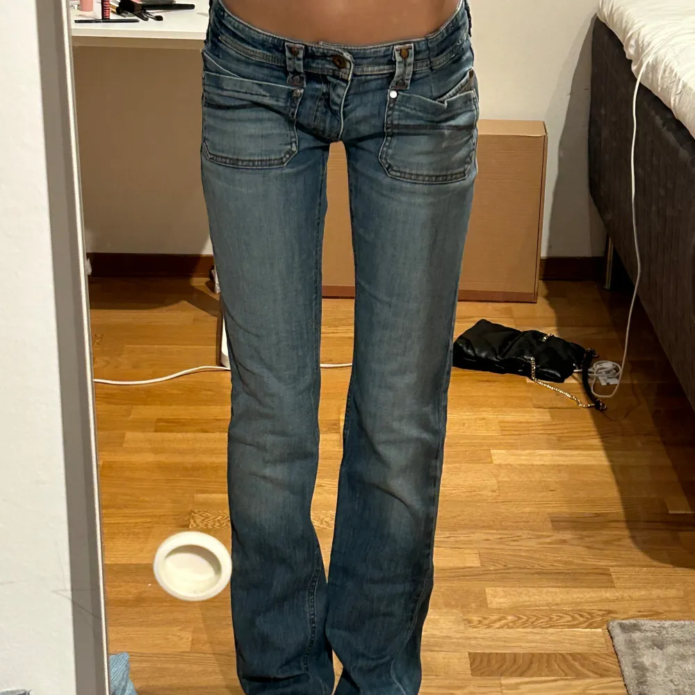 Säljer min mammas gamla lowwaist diesel bootcut jeans då de är för långa för mig, inga defekter förutom en väldigt liten fläck som inte syns när de är på! Storleken är 27x34 men de är insydda så skulle säga mer som 25/XS! Priset kan diskuteras 💗. Jeans & Byxor.