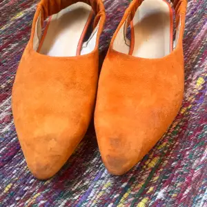 Supersnygga orangea mocka ballerinas från Vagabond. Lite smutsiga på tårna men inget som ej går bort ( har kemtvättat förut o de blir som nya). Tjock rem i hälen för extra komfort och inga skavsår!