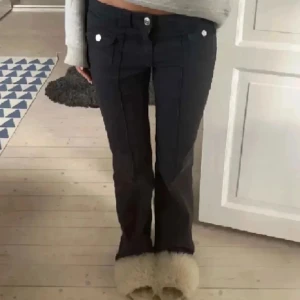 Snygga jeans - (Inte Jensen på första bilden) säljer mina supersnygga jeans då de inte passade😇😇😇 det är jeansen på andra bilden men dom ser identiska ut med hm jeansen❤️ 