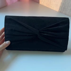 Handväska - Liten handväska i sammet använd en gång på balen, så fint till en långklänning 🫶🏻