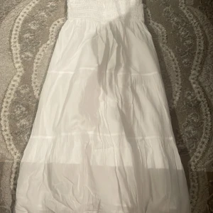 200kr är inte genomskinlig -  Volangkjol Vit sommar från vero Moda kostade 370 i sfär så bra pris 