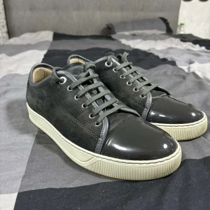 Lanvin Patent Cap Toe - Säljer nu ett par Lanvin skor i jättefint skick!  Storlek 42 och i färgen Dark Grey Hör av dig i DM vid några funderingar!⭐️😁