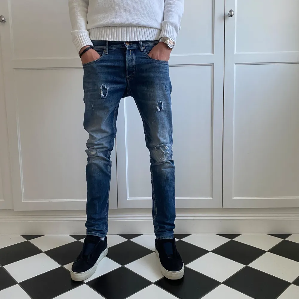 Tja! Säljer nu mina replay jeans med slitningar. Storleken är W28 L32 Skicket är 9/10 och är väldigt fina. Modellen är 185 men passar dig som är ca 180 perfekt! Nypris 1600, mitt pris 600. Hör av dig om du har någon fråga!. Jeans & Byxor.