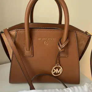 Hej säljer denna helt nya Michael kors väskan. Ny pris 3500. Dust bag ingår. 