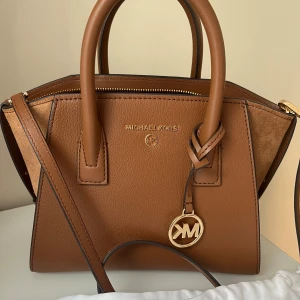Helt ny michela kors  - Hej säljer denna helt nya Michael kors väskan. Ny pris 3500. Dust bag ingår. 
