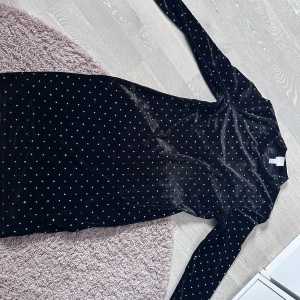 Fin nyårsklänning/festklänning - Använd ett fåtal gånger.  Jättefin. Paljetterna trillar inte av i tvätt eller vid användning. 