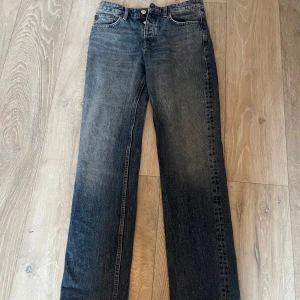 Blå jeansbyxor från Zara - Snygga blå jeansbyxor från Zara med en klassisk femficksdesign. Byxorna har en rak passform och är perfekta för en avslappnad stil. Tillverkade i ett slitstarkt denimtyg.