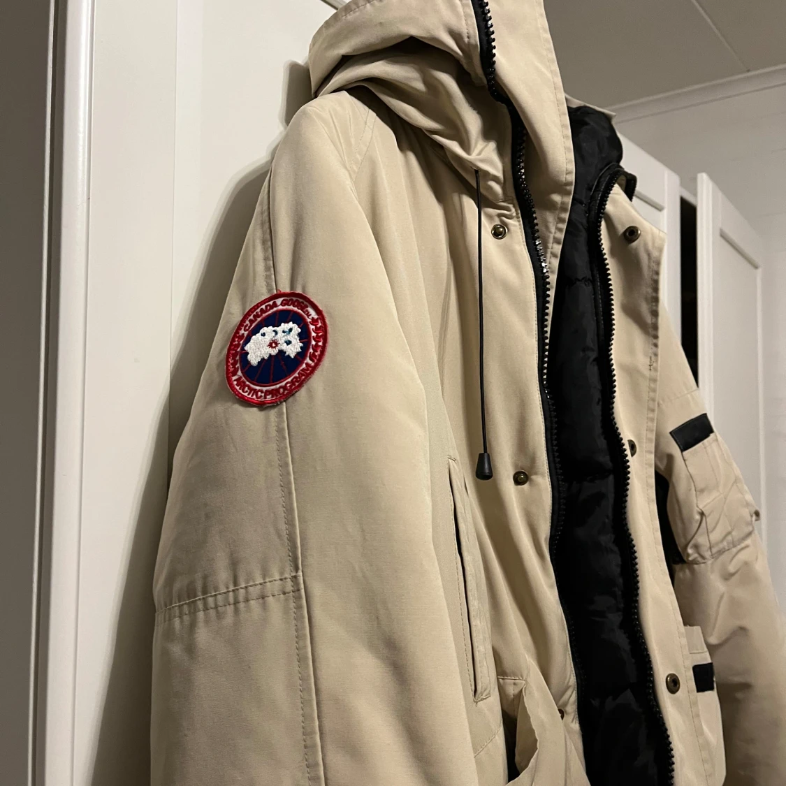 Beige dunjacka från Canada Goose