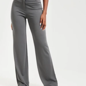 Sköna gråa kostymbyxor  - Jag har endast testat byxorna, från Nelly 💗