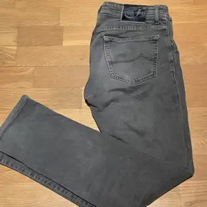 Säljer dessa feta Jacob Cohën jeans.           Skick: 9/10 inga defekter förutom att det är hål i båda framfickorna men detta kan sys innan vi skickar.                                      Nypris: ca 5400kr.                                                                                                        Om ni har frågor är det bara att skriva!