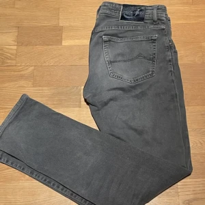 Jacob Cohen jeans - Säljer dessa feta Jacob Cohën jeans.           Skick: 9/10 inga defekter förutom att det är hål i båda framfickorna men detta kan sys innan vi skickar.                                      Nypris: ca 5400kr.                                                                                                        Om ni har frågor är det bara att skriva!