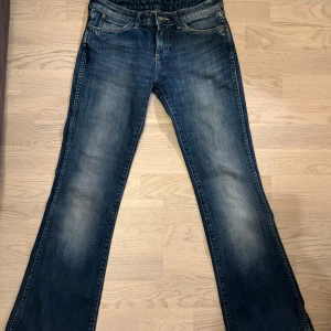 Blå jeans med bootcut - Snygga blå jeans från wrangler. Lågmidjade och bootcut. Helt sjukt snygga men tyvärr för korta och för små för mig🥲💓💓