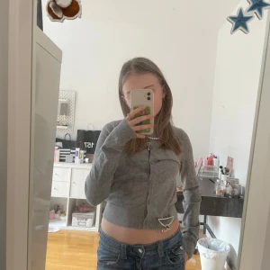 Super gullig grå kofta 💞💞 - Säljer en super fin grå kofta ifrån Gina Young !!❤️❤️ passar till vintern och sommaren 💞nyskick ! 