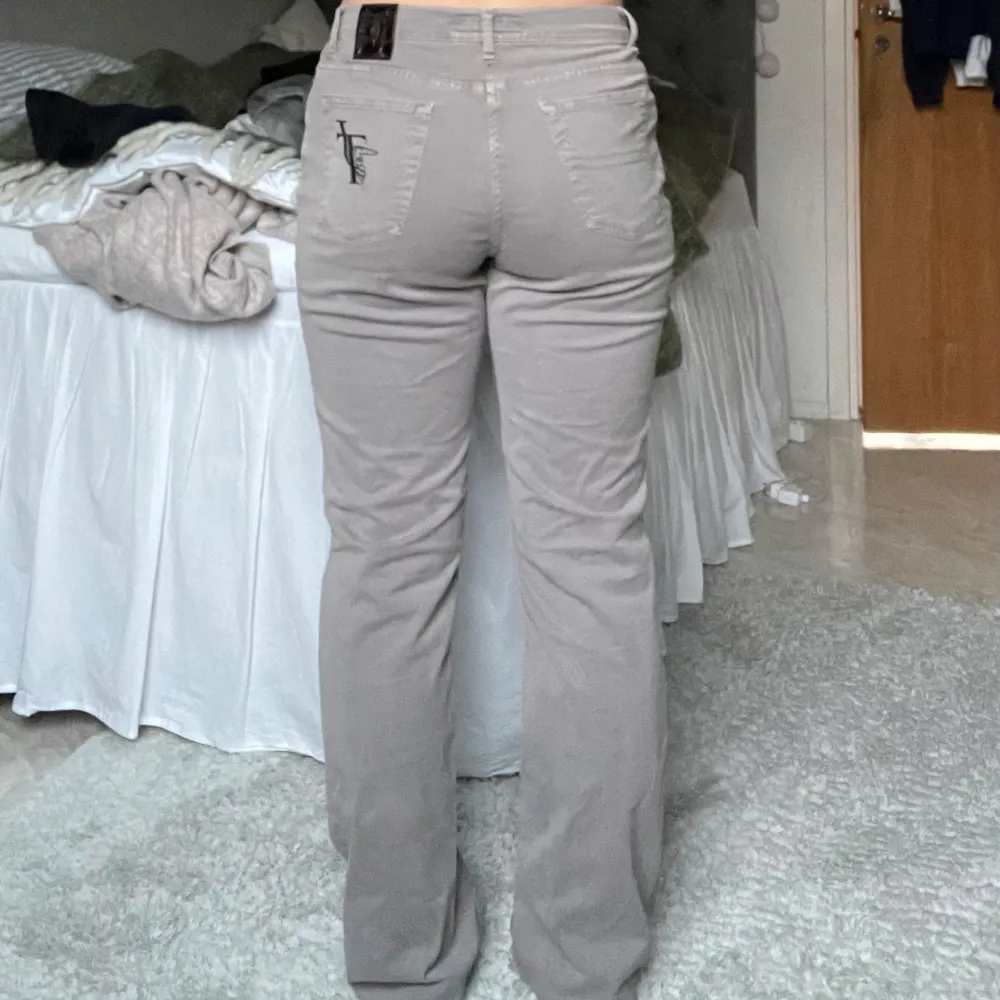 Snygga grå byxor från Trussardi Jeans med en klassisk femficksdesign. Byxorna har en normal passform och är tillverkade i ett bekvämt material. Perfekta för en stilren look. Jag skulle säga storlek M, men kanske något större M. 32 i längd💞. Farkut & Housut.