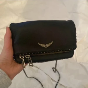 Zadig väska  - Säljer en liten Zadig väska. Dragkedjan på baksidan har tappat den lilla drag grejen som man ser på sista bilden 