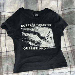 Svart magtröja med tryck från Divided hm  - Säljer en svart magtröja från Divided med ett coolt tryck. Perfekt för en avslappnad stil. Kortärmad och i bomullsmaterial. 