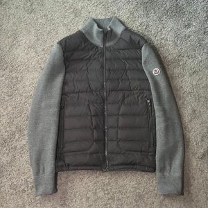 Moncler cardigan - Säljer Moncler cardigan | färg : grå | skick : 10/10 | storlek : S | nypris : 11999kr | mitt pris : endast 2699! Hör av er vid minsta lilla fråga💯🙌