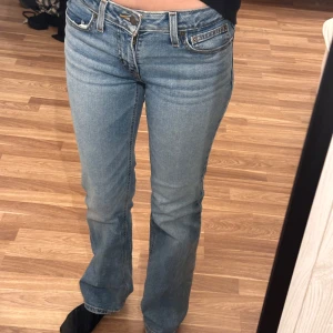 Blå jeans från Levi's - Säljer nu mina levi’s jeans då dom ej kommer till användning, dom är modellen superlow boot🩷w 25 