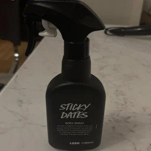 Sticky Dates Body Spray från Lush - Säljer en helt ny flaska Sticky Dates Body Spray från Lush råka beställa 2 stycken. Den kommer i en svart sprayflaska med en kapacitet på 200 ml. 