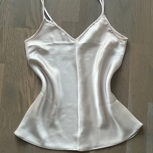 Vitt linne  - Fint champagne färgat linne i siden inspirerat material. Det är lite defekter vilken man kan se i sista bilden