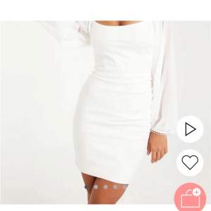 Säljer en elegant vit klänning från Nelly med en tight passform och långa, flödande ärmar. Perfekt för studenten. Klänningen har en modern design med en smickrande siluett. Helt ny då den bara prövats en gång men passade tyvärr inte. Kostade 499kr i butik. 