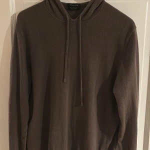 Brun hoodie från Massimo Dutti - Säljer en stilren brun hoodie från Massimo Dutti. Stl s. 