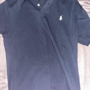 Ralph Lauren Piké - En custom slim fit piké i storlek M. Har använts en gång men satt lite för tajt. Alltså är den i nyskick