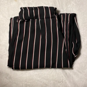 Sladderbyxor i 100% polyester - 100% polyester byxor perfekta för de kommande varmare månaderna