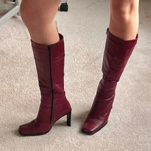 Vinröda boots - Coola snygga unika vintage boots! Sköna att gå i och perfekt skick! 
