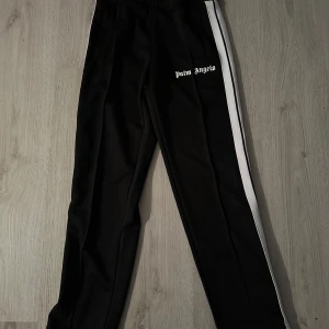 Palm Angels Sweatpants - Palm angels byxor, använda endast en gång sen legat i garderoben sedan dess. Väldigt stora i storleken XS och sitter som S
