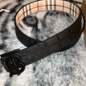  Burberry bälte Inkluderar allt. - Burberry med klassiskt rutigt mönster på insidan. Går att använda båda sidorna av bältet genom att byta sida på Burberry logan. Inkluderar med originalförpackning och påse. 109 CM lång. Tveka inte om att fråga något vid intresse.