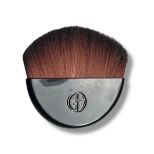 Ny! Sminkborste från Giorgio Armani - Ny! Elegant sminkborste från Giorgio Armani med täta, mjuka borst i brun nyans. Borsten har ett svart, halvcirkelformat handtag med logotyp. Perfekt för att applicera puder eller bronzer med precision. Den ingick i ett puder för ca 700:-(pudret är inte till salu, med på sista bilden för att visa storleken) Borsten är aldrig använd. 