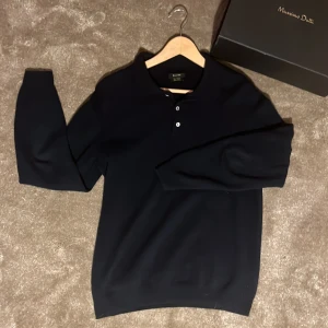 Mörkblå  ull/kashmir rugbytröja från Massimo Dutti - Mörkblå pikétröja från Massimo Dutti. En del av deras wool cashmere kollektion, fruktansvärt skön och stilren. Nypris - 999. Vårt pris - 299kr. Låda tillkommer.