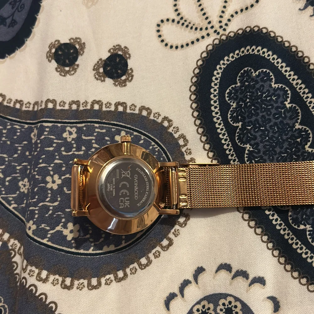 Elegant guldfärgad klocka från Rosefield med ett stilrent mesh-armband. Urtavlan är i matchande guldton och har minimalistiska markeringar. Perfekt för en stilren look.. Asusteet.