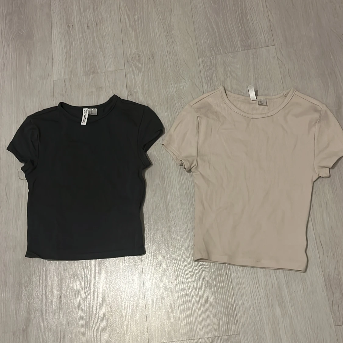 Svart och beige kortärmad topp 