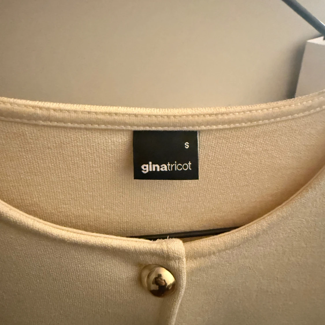 Beige kortärmad topp från Gina Tricot - 2