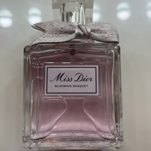 Miss Dior Blooming Bouquet Parfym 100ml - Säljer en nästan helt oanvänd dior parfym, använd max 3 gånger. Original pris 1560kr. Säljer för 1100kr. Perfekt för den som älskar blommiga dofter. Flaskan ser helt ny ut 