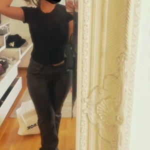 Svarta low Waist läder/skinnbyxor - Säljer ett par skit snygga skinnbyxor, köptes för 600kr på bikbok för ett tag sen men dom är ej använda och lappen är kvar på de!! 