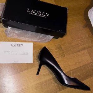 Svarta pumps från Ralph Lauren - Eleganta svarta pumps från Ralph Lauren. Skorna kommer i originalförpackning. Skorna är i nyskick.