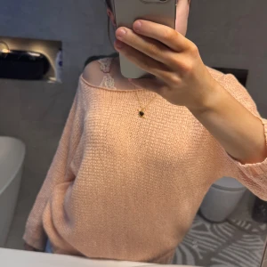 Persikofärgad stickad tröja - Säljer en mysig persikofärgad stickad tröja med en lös passform. Tröjan har trekvartsärmar och en bred halsringning som ger en avslappnad look. Perfekt för både vår och höst! 