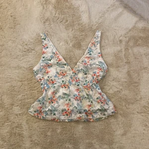 Nelly - jättefin blommig topp från nelly 🌸🌸