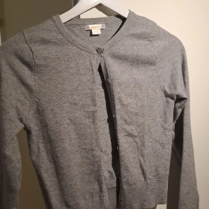 Grå kofta  - Säljer denna gråa kofta från gina young i strlk 158/164. Den har långa ärmar och knappar framtill. Den är lite nopprig men märks inte så mycket när man har den på sig😚 skriv för bilder,pris kan diskuteras😚❤️❤️❤️