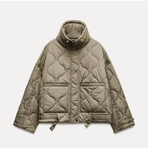 Grön quiltad Zara jacka - INTRESSEKOLL på min fina Zara jacka som är köpt här på Plick, det finns inga defekter på jackan och passar nu till våren💞lånade bilder!