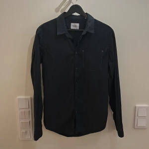  Dondup mörkblå skjorta  - Snygg mörkblå skjorta från Dondup. Använd 1-2 gånger då den är för liten för mig. Storlek M.    Pris kan diskuteras vid snabb affär
