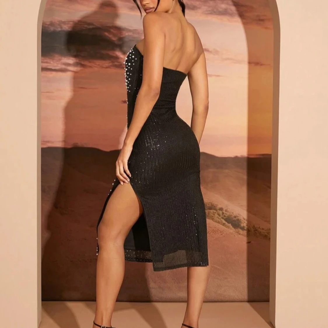 Svart axelbandslös klänning med pärlor - 2