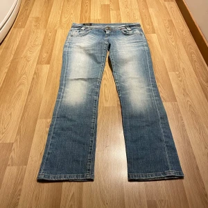 Lågmidjade jeans från LEE - (12) Ljusblåa lågmidjade jeans från Lee, i så fin tvätt. Midjemått rakt över: 40cm, innerbenslängd: 76cm❤️