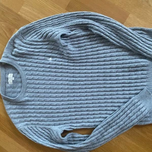 Grå stickad tröja från Jack Wills - Säljer en snygg grå stickad tröja från Jack Wills. Tröjan har långa ärmar, perfekt för kyligare dagar. Den är mjuk och bekväm.