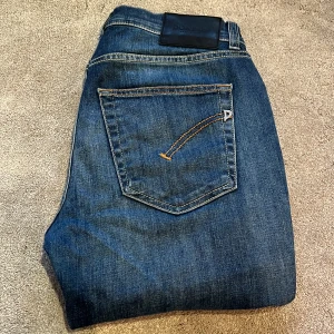 Blå jeans från Dondup - Skick: 9/10 - Storlek: 28 - Längd:93 Midja:40 ben:16 - Nypris: 2500 kr+